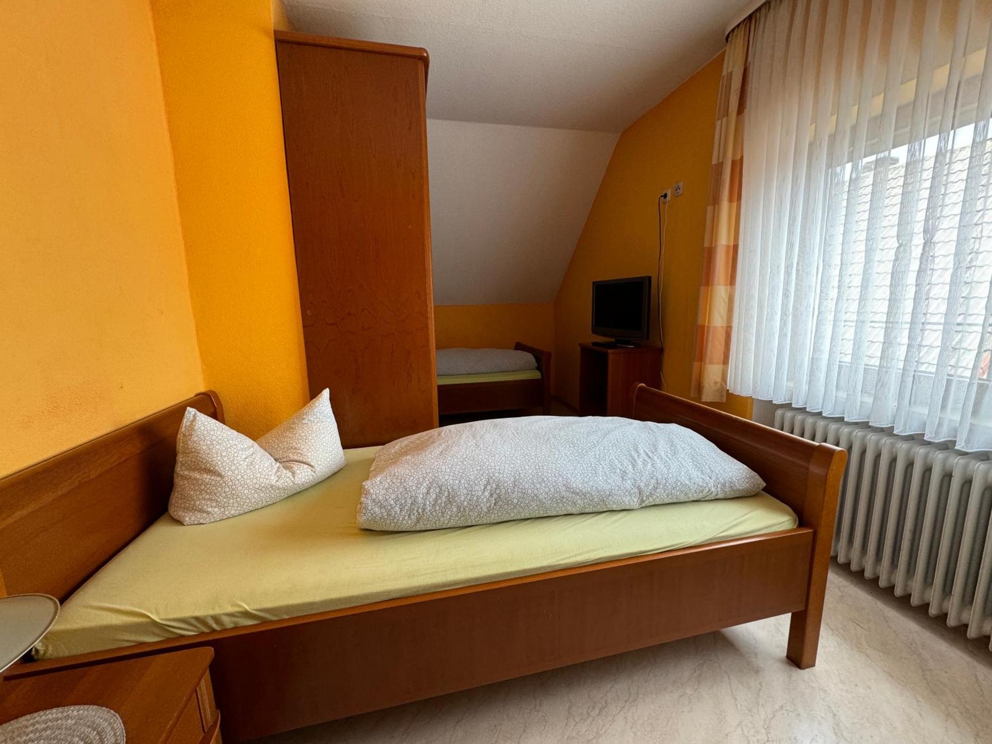 Zur Goldenen Krone Pension Stadtallendorf Ngoại thất bức ảnh